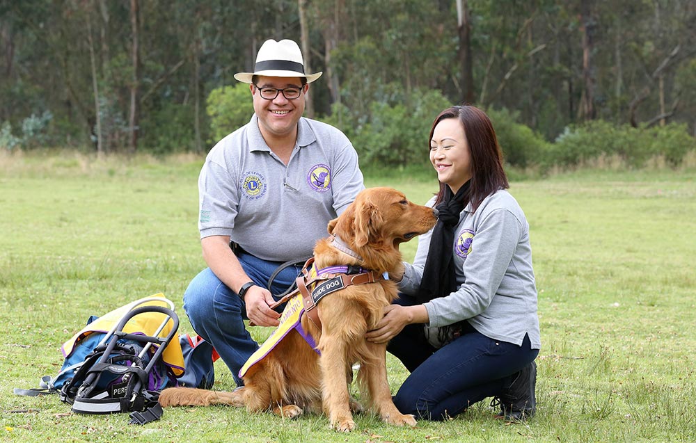 Valeria y Francisco, fundadores de la Escuela, alistando a nuestro querido perro para su entrenamiento.